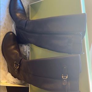 Woman knee high boot size 8.5 W